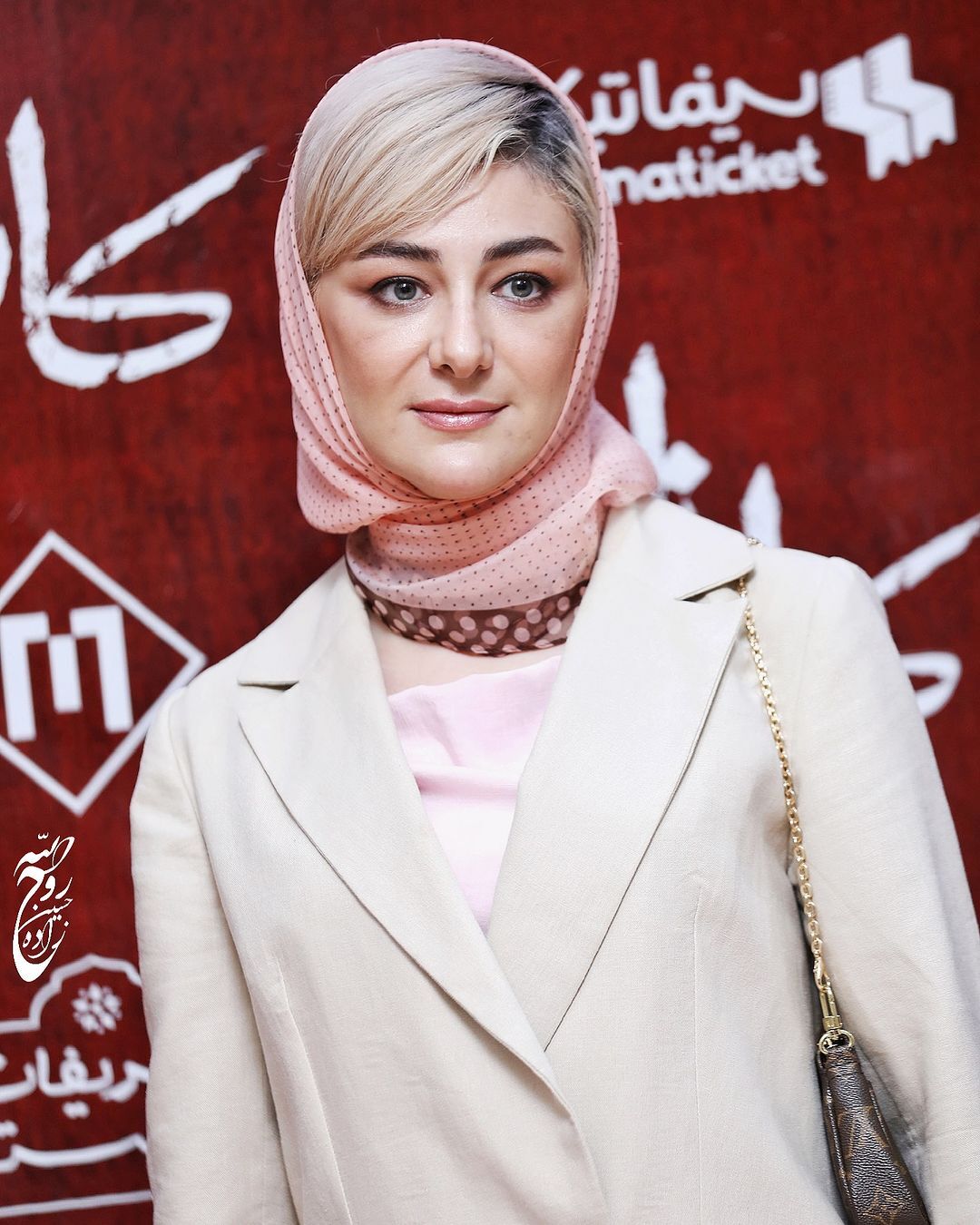 عکس/ «ویدا جوان» در اکران فیلم کارزار توجهها حضور یافت عکس/ «ویدا جوان» در اکران فیلم کارزار توجهها حضور یافت