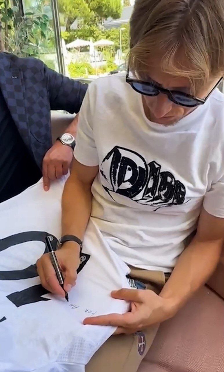 عکس/ هدیه ارزشمند ستاره رئال مادرید به ستاره استقلال تهران عکس/ هدیه ارزشمند ستاره رئال مادرید به ستاره استقلال تهران