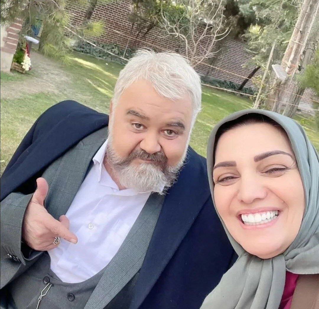 عکس/رونمایی اکبر عبدی از مدل جدید ریش‌هایش در سلفی با الهام پاوه‌نژاد