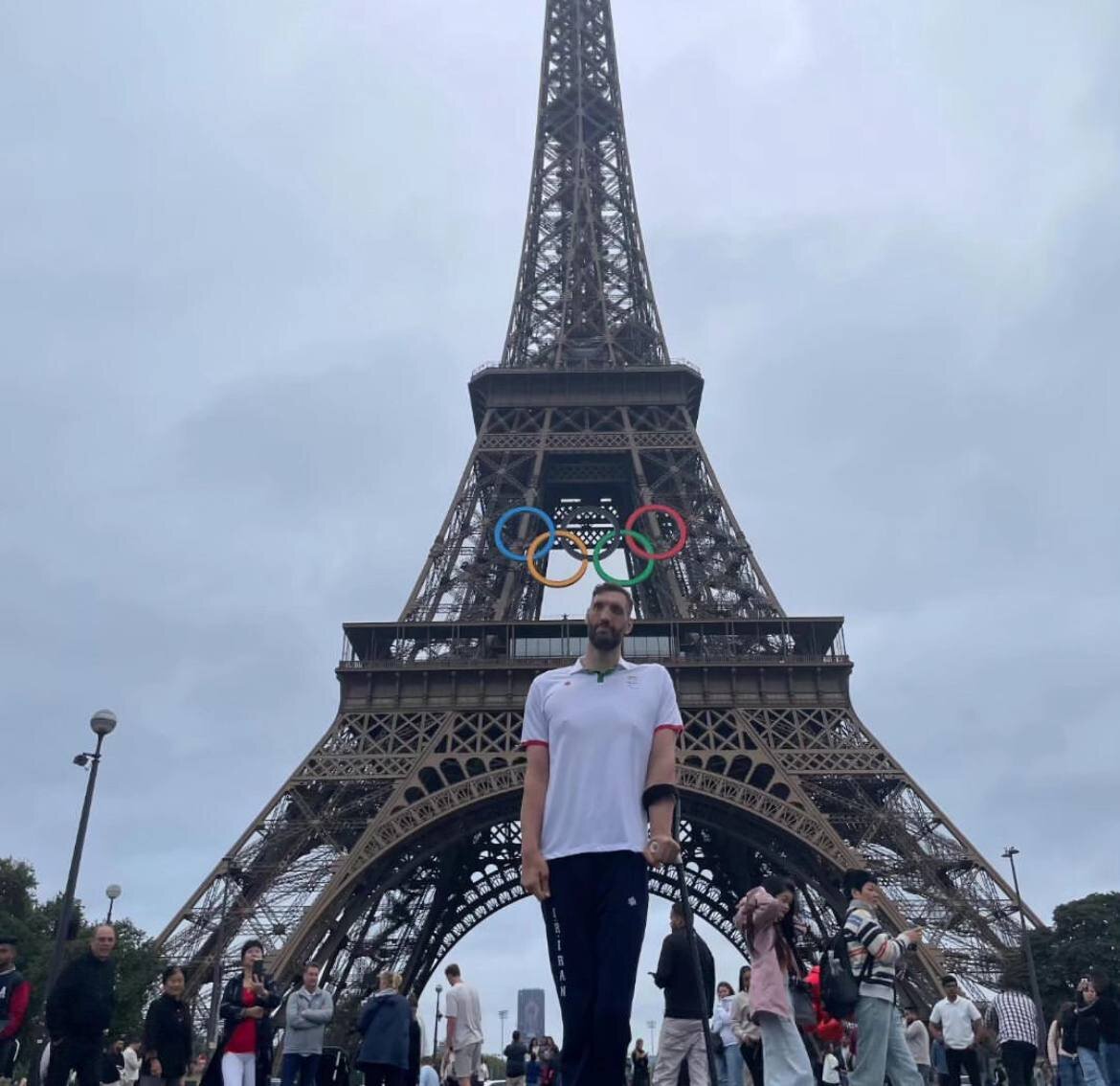 عکس/ آسمان خراش ایرانی مقابل برج ایفل در پاریس