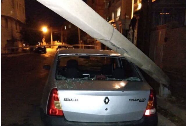 عکس/ سقوط شبانه تیر برق روی خودروی ال۹۰ عکس/ سقوط شبانه تیر برق روی خودروی ال۹۰