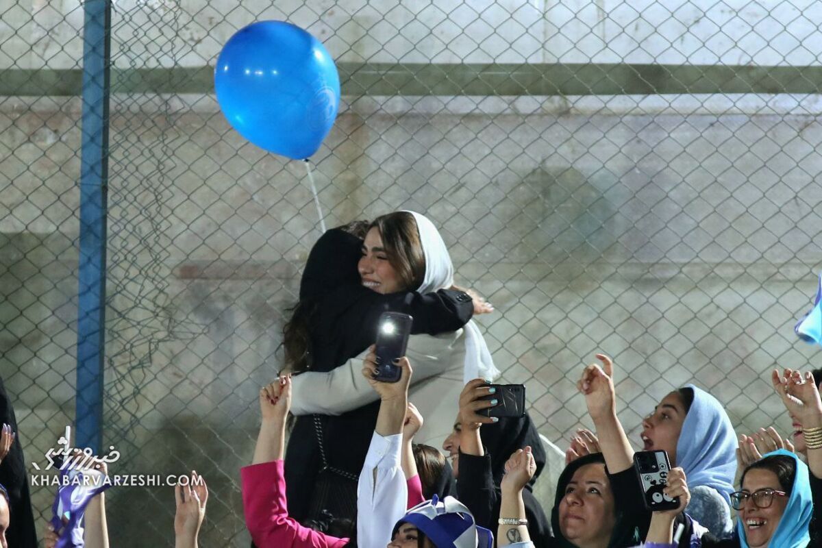 عکس/ شادی همسر روزبه چشمی و مهرداد محمدی در ورزشگاه شهدای شهرقدس عکس/ شادی همسر روزبه چشمی و مهرداد محمدی در ورزشگاه شهدای شهرقدس