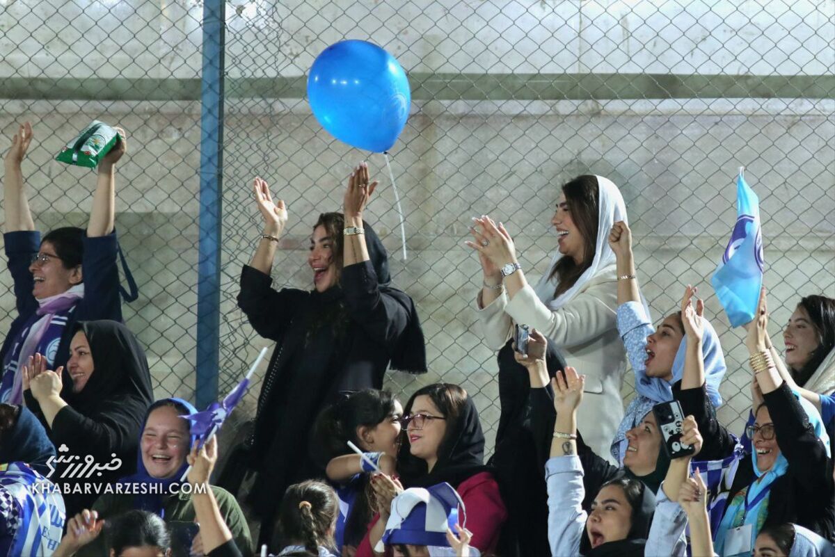عکس/ شادی همسر روزبه چشمی و مهرداد محمدی در ورزشگاه شهدای شهرقدس عکس/ شادی همسر روزبه چشمی و مهرداد محمدی در ورزشگاه شهدای شهرقدس