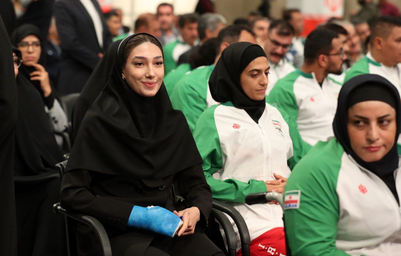عکس/ دیدار مبینا نعمت‌زاده با رهبر انقلاب در یک مراسم