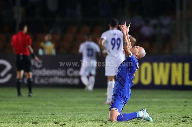 عکس/ فریادهای کرکننده ستاره استقلالی ها آسمان را لرزاند