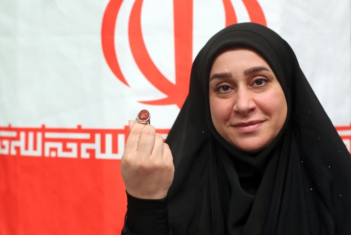 عکس/ هدیه رهبر انقلاب در دست دختر مدال‌آور ایران