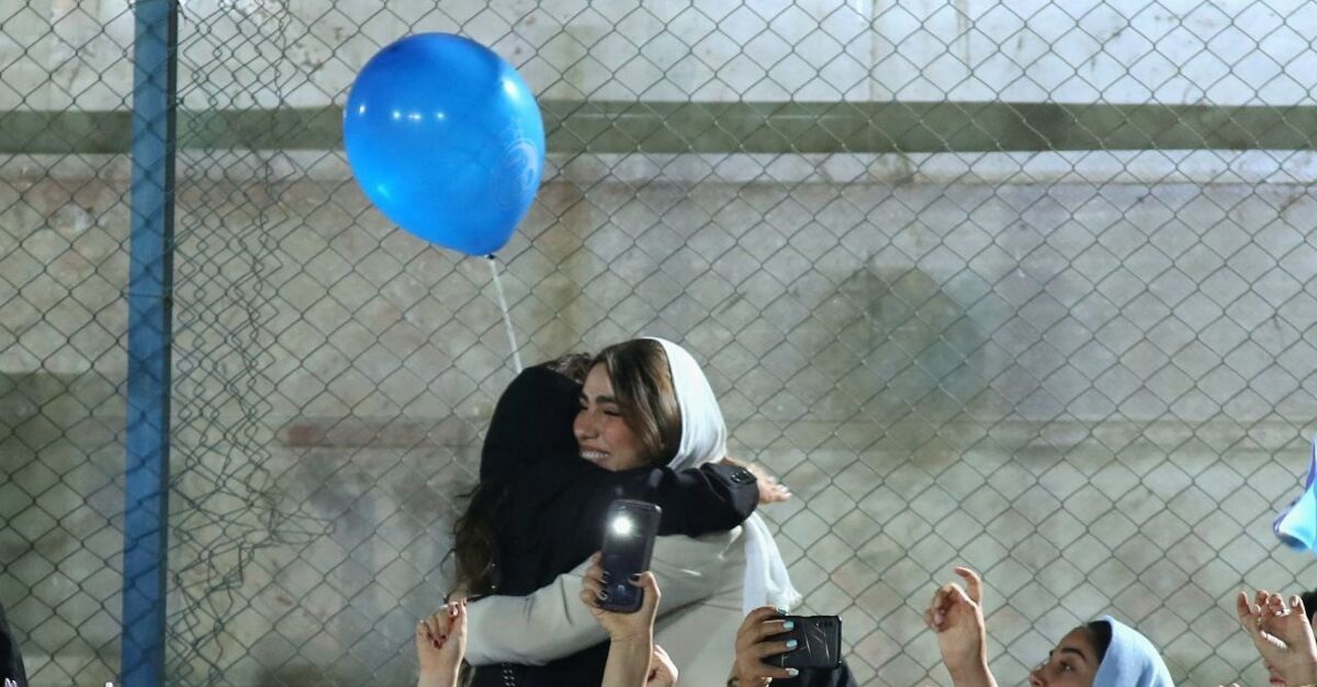 عکس|شادی همسر روزبه چشمی و مهرداد محمدی در میان استقلالی‌ها