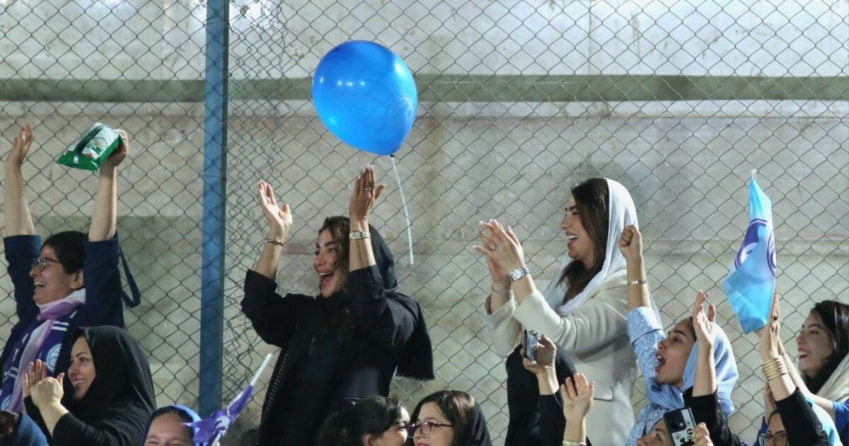 عکس|شادی همسر روزبه چشمی و مهرداد محمدی در میان استقلالی‌ها