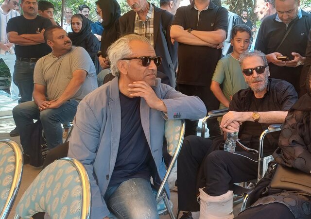 عکس/ابوالفضل پور عرب با ویلچر در مراسم تشییع صدرالدین حجازی