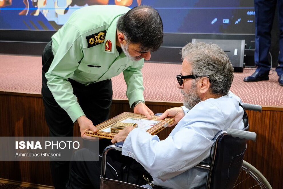 عکس/ تقدیر از ابوالفضل پورعرب روی ویلچر در ستاد فراجا