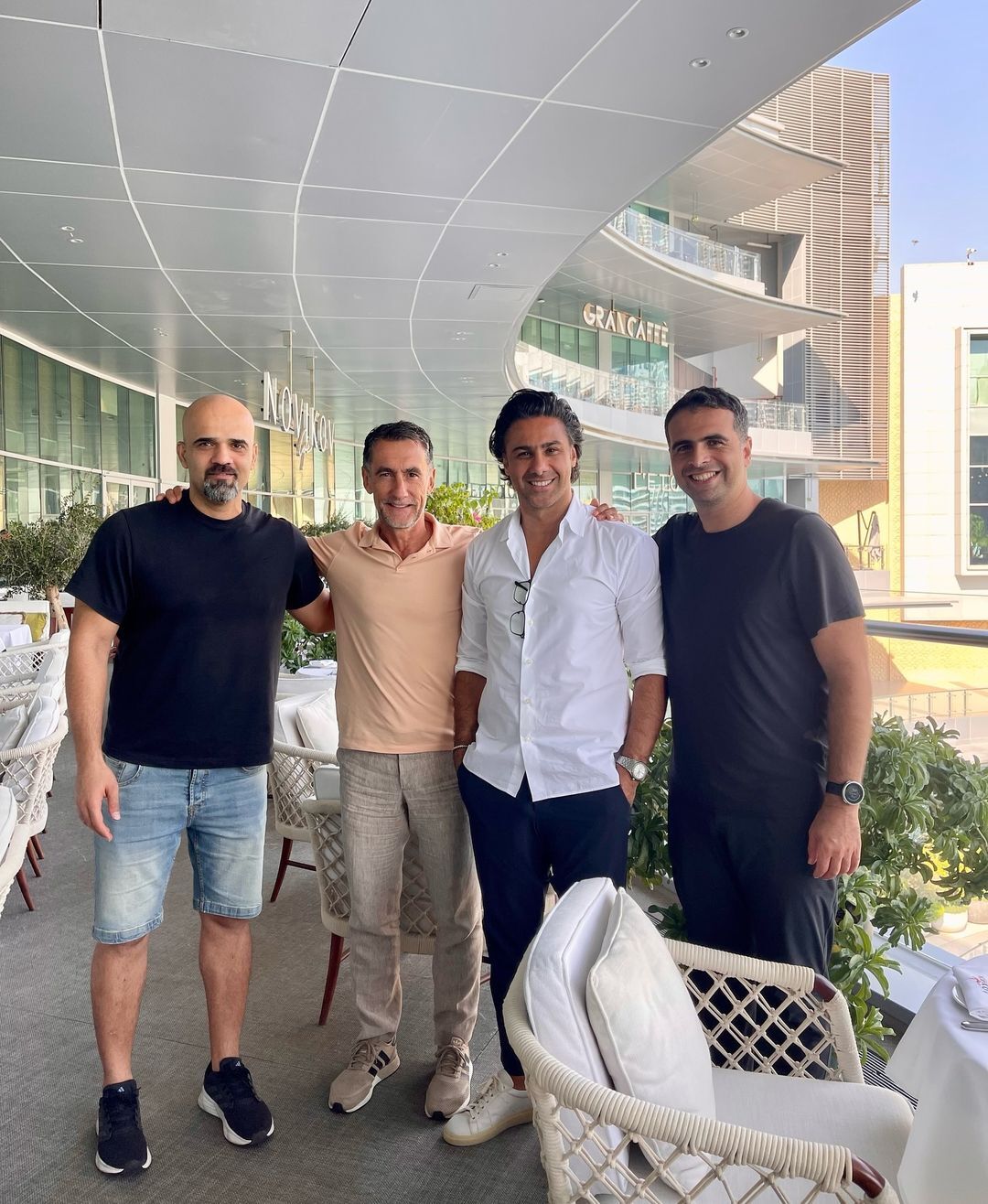 عکس/ دورهمی فرهاد مجیدی و کادر فنی خود یک کافه لوکس در دبی عکس/ دورهمی فرهاد مجیدی و کادر فنی خود یک کافه لوکس در دبی