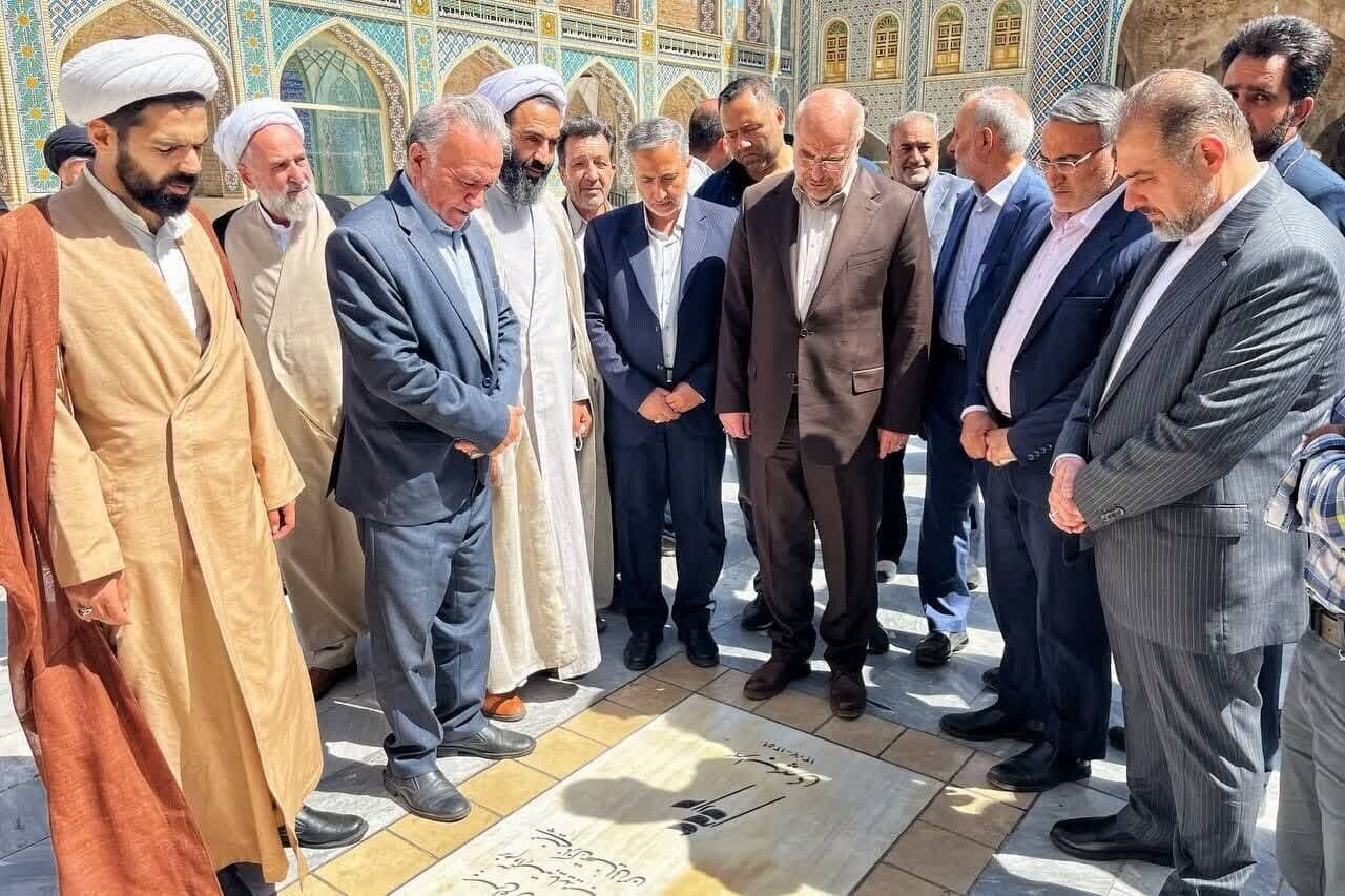 عکس/فاتحه خوانی قالیباف بر مزار سهراب سپهری