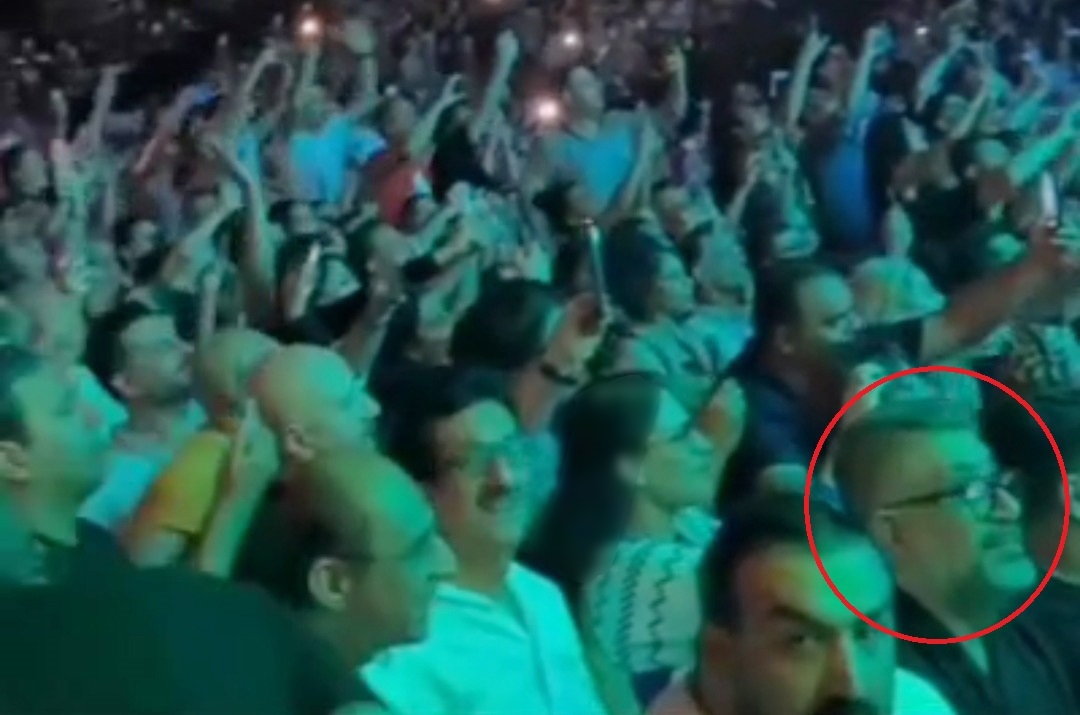 عکس جنجالی از رشیدپور در کنسرت خواننده آنورِ آبی عکس جنجالی از رشیدپور در کنسرت خواننده آنورِ آبی