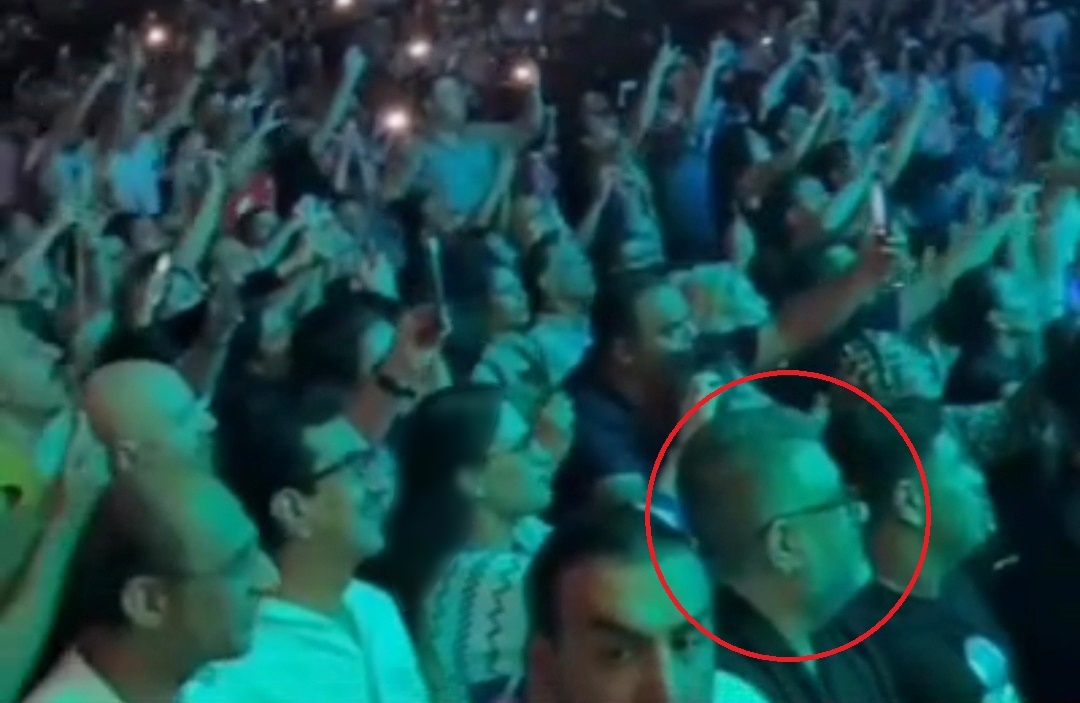 عکس جنجالی از رشیدپور در کنسرت خواننده آنورِ آبی عکس جنجالی از رشیدپور در کنسرت خواننده آنورِ آبی