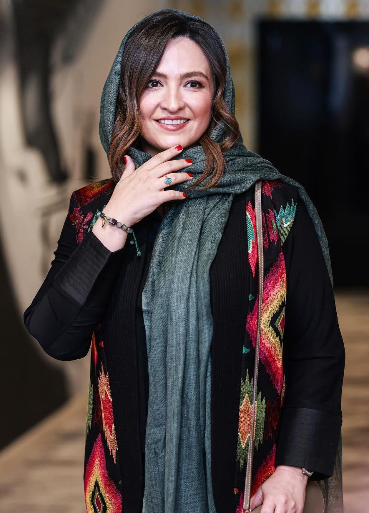 عکس/ حضور گلاره عباسی با پوشش سنتی در پردیس سینمایی ایران‌مال