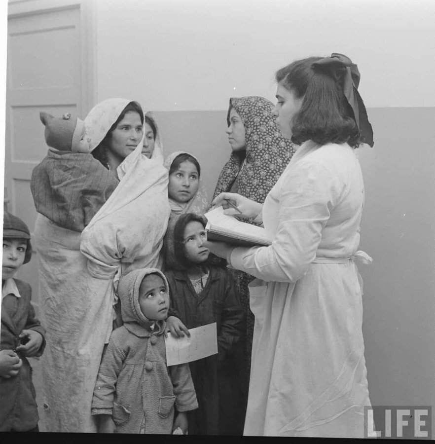 عکس/ تک صحنه‌ای از یک درمانگاه در تهران در اواخر دهه ۲۰ خورشیدی