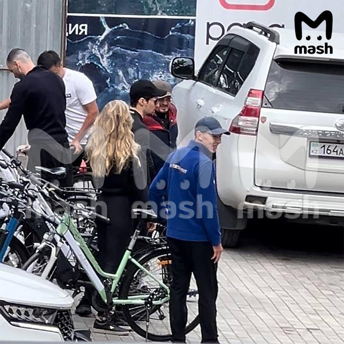 عکس| پاول دورف مالک تلگرام همراه با یک دختر قبل دستگیری