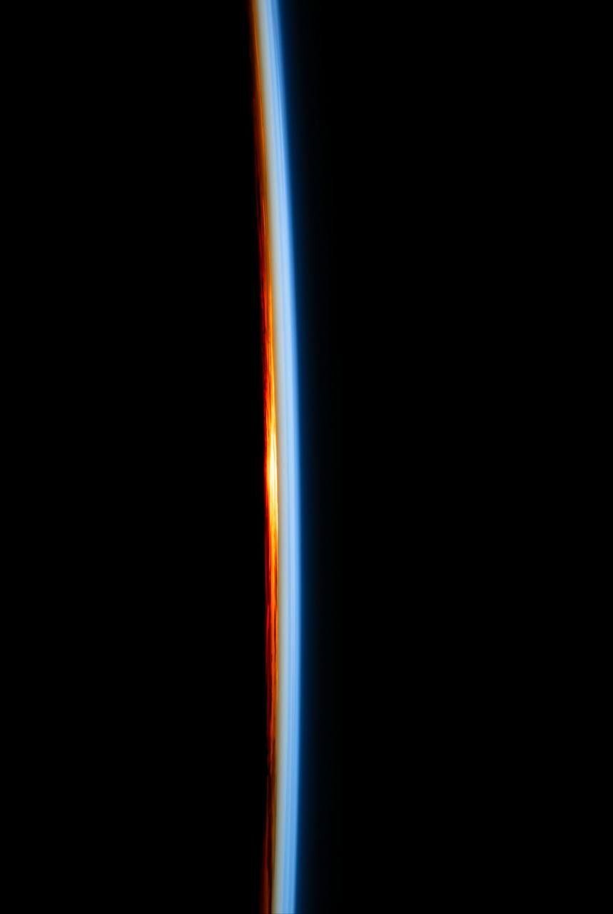 عکس| اتمسفرِ زمین به هنگام طلوع خورشید