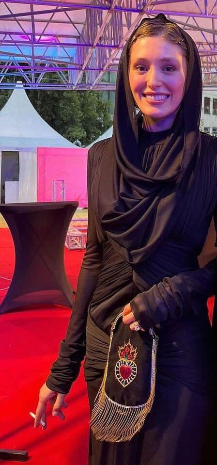 عکس| سیگار کشیدن فرشته حسینی در اکران جهانی فیلم «سکونت در میان خدایان»