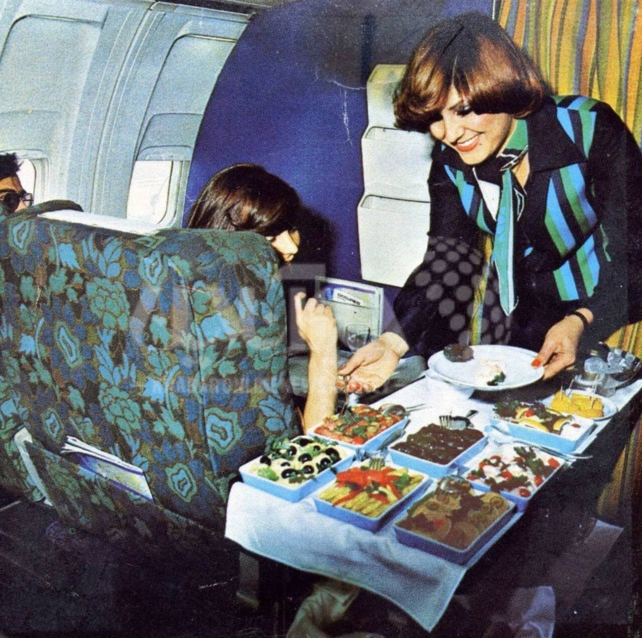 عکس| میز پذیرایی لاکچری در بخش فرست‌کلاس ایران‌ایر در سال ۱۳۵۳