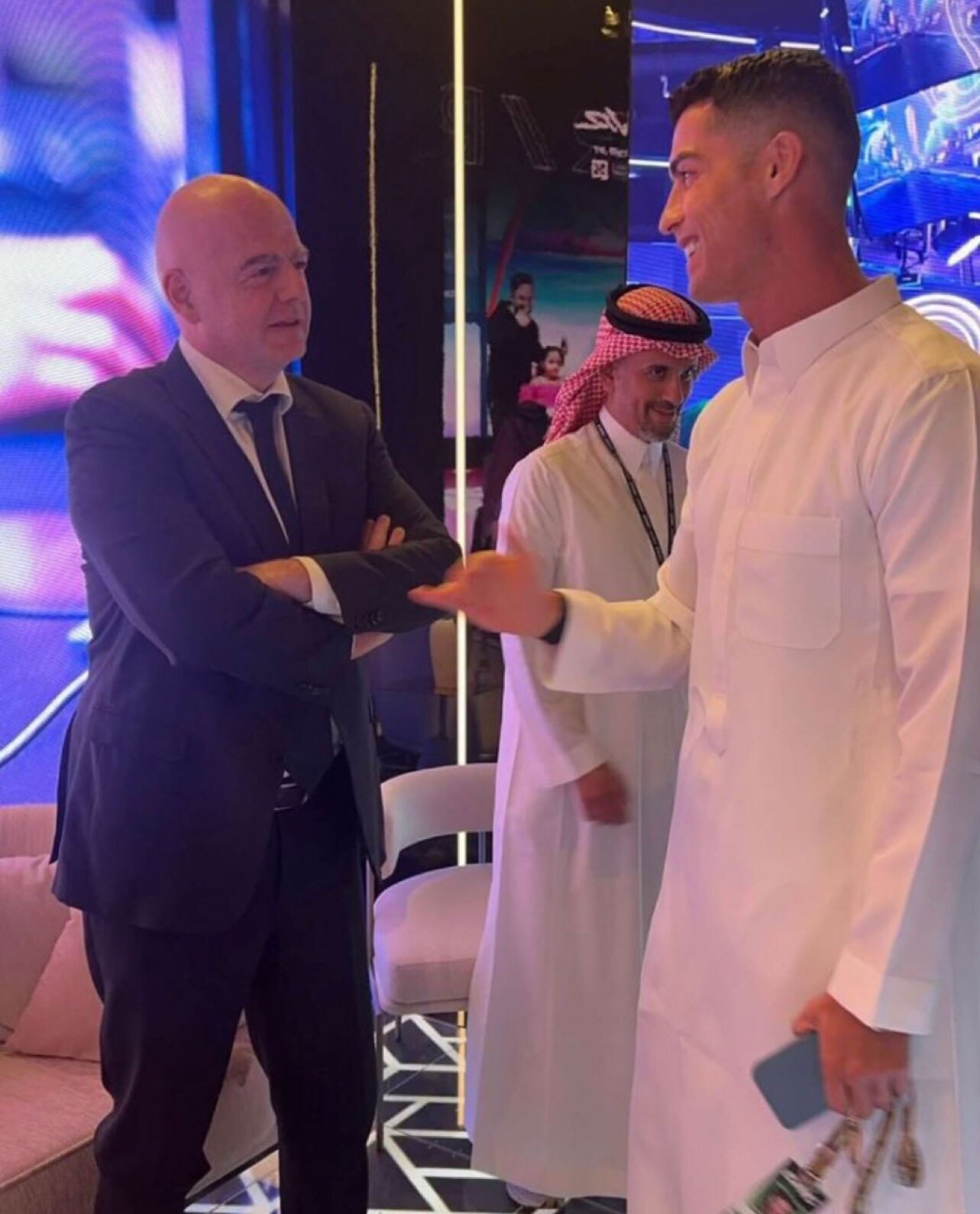 عکس| حضور کریستیانو رونالدو با لباس عربی در مراسم اهدای جوایز ورزش‌های دیجیتال