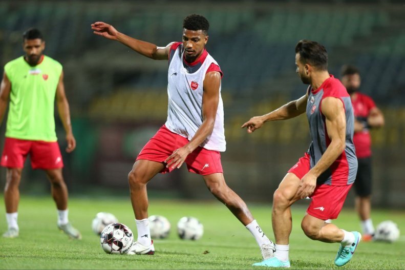 عکس| سروش رفیعی مقابل نجات دهندهاش ایستاد! عکس| سروش رفیعی مقابل نجات دهندهاش ایستاد!