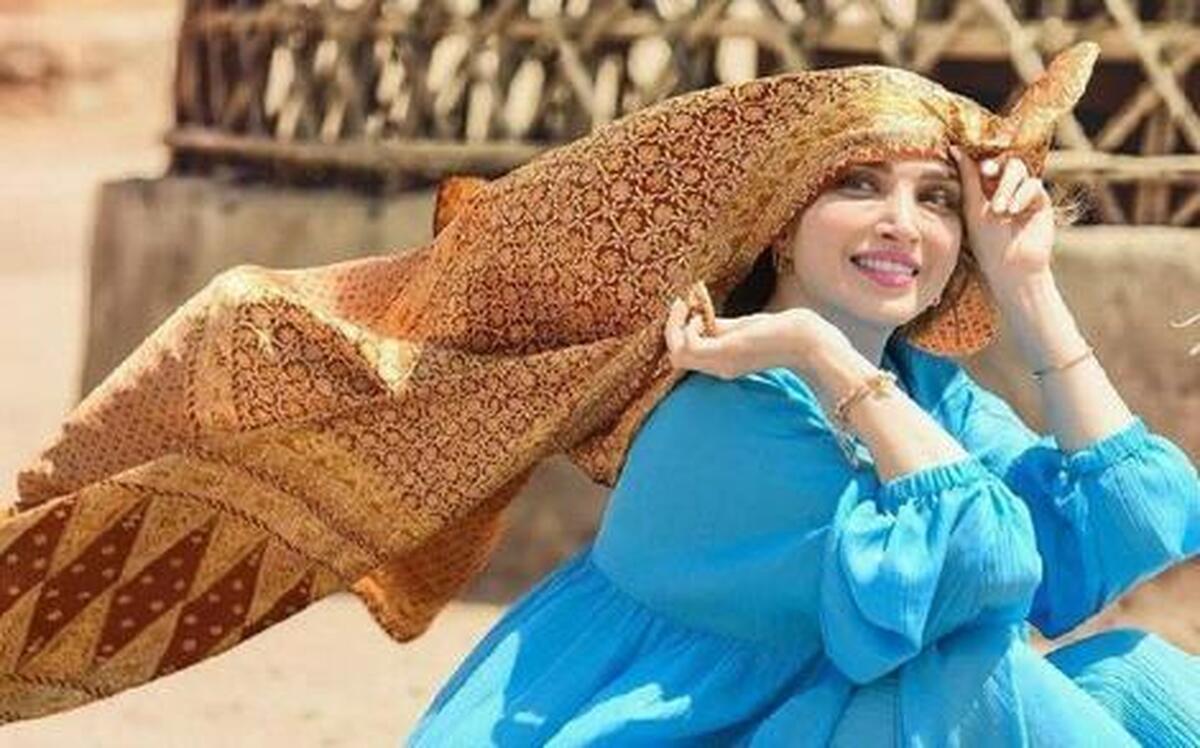 عکس| شتر سواری «بهنوش طباطبایی» در دل کویر