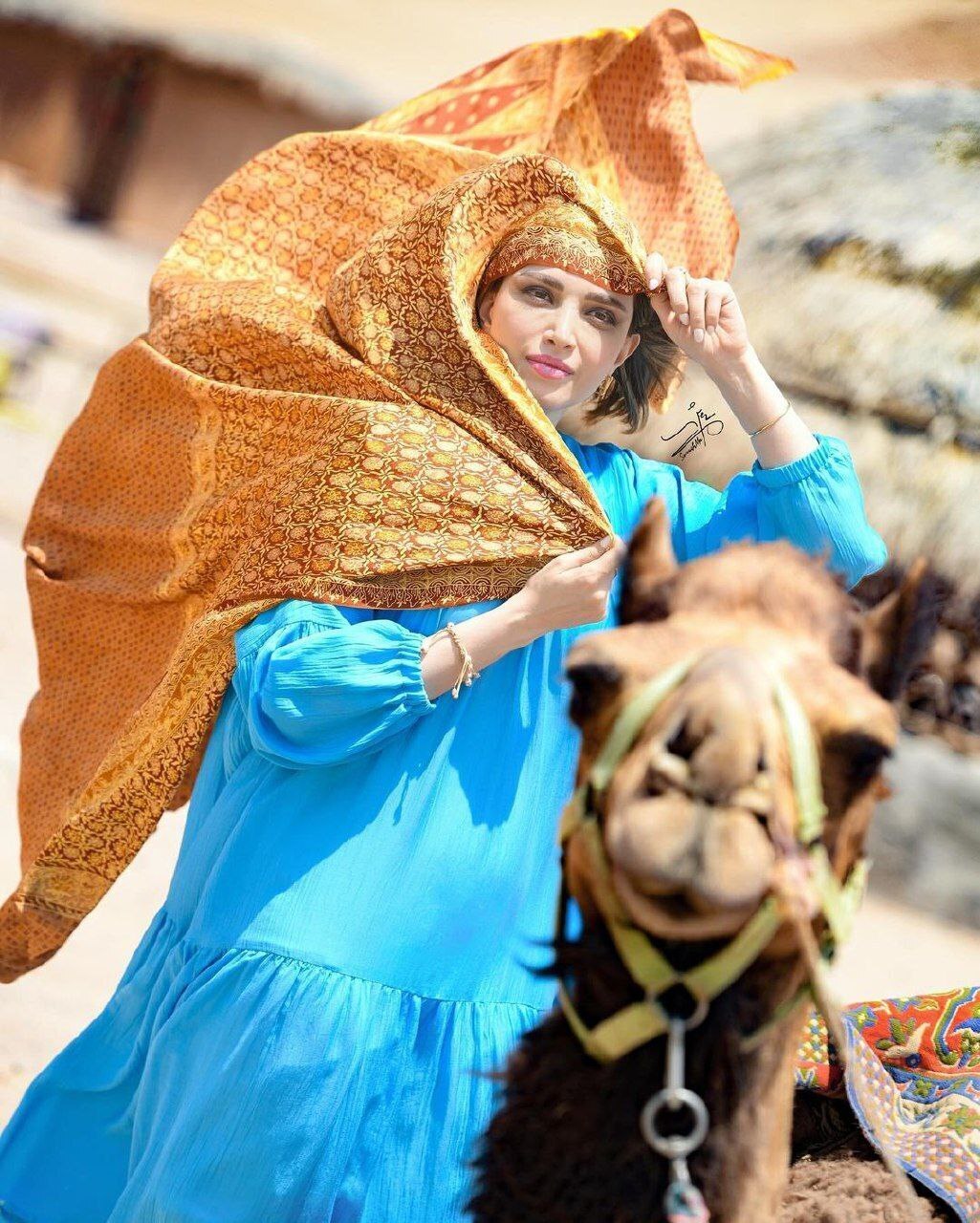 عکس| شتر سواری «بهنوش طباطبایی» در دل کویر