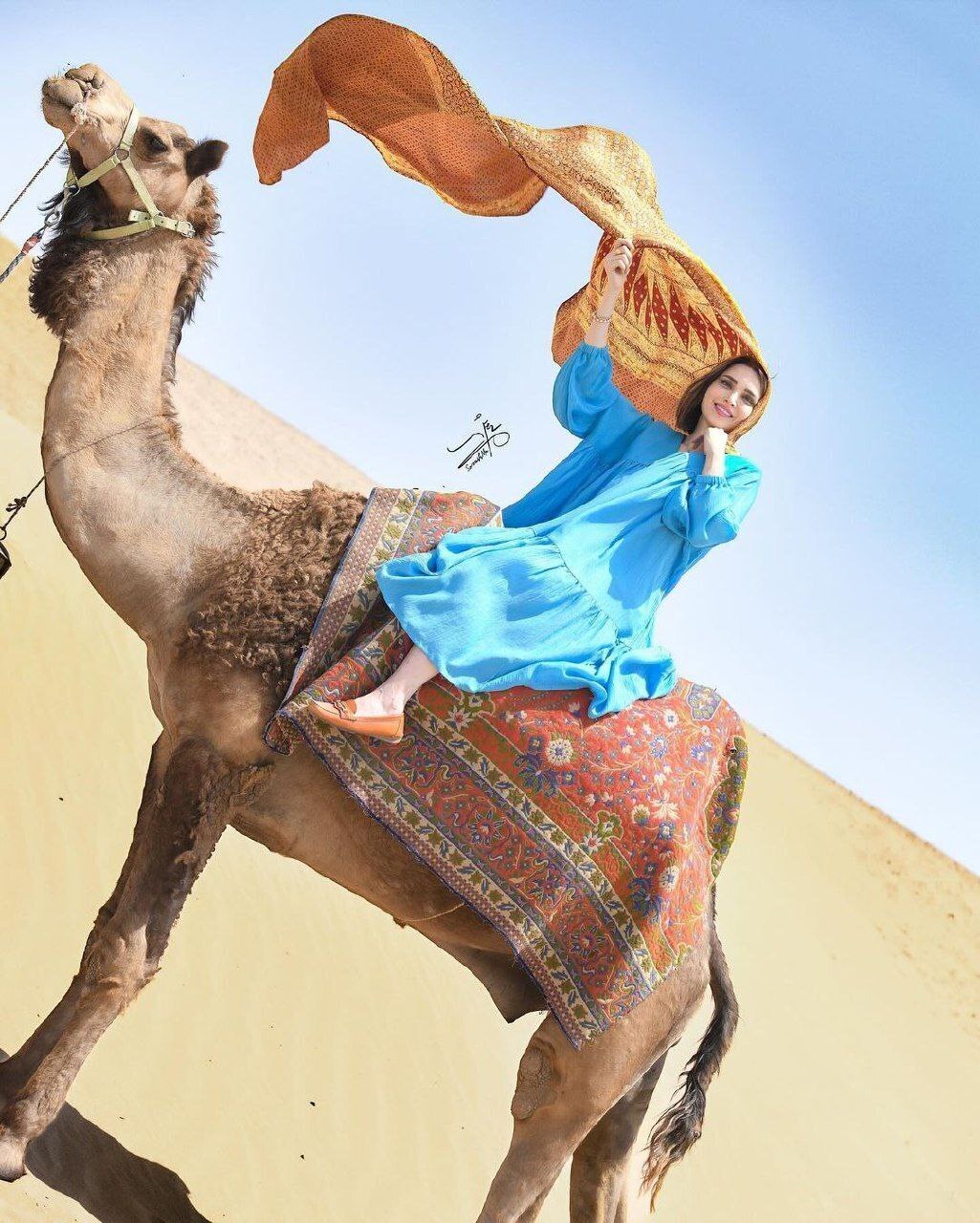 عکس| شتر سواری «بهنوش طباطبایی» در دل کویر