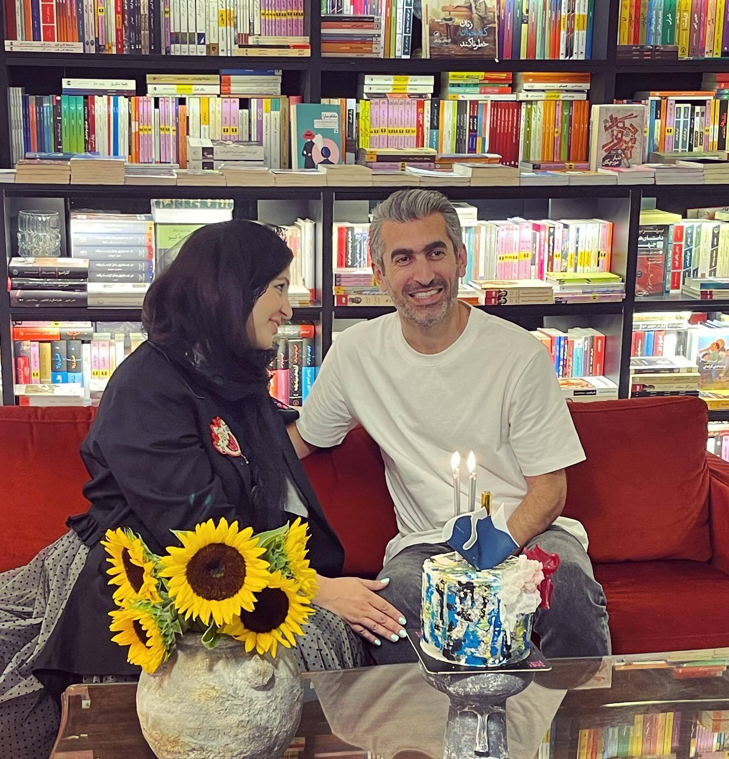 فیلم| عاشقانههای مجتبی جباری به همراه همسرش در یک کتابفروشی فیلم| عاشقانههای مجتبی جباری به همراه همسرش در یک کتابفروشی