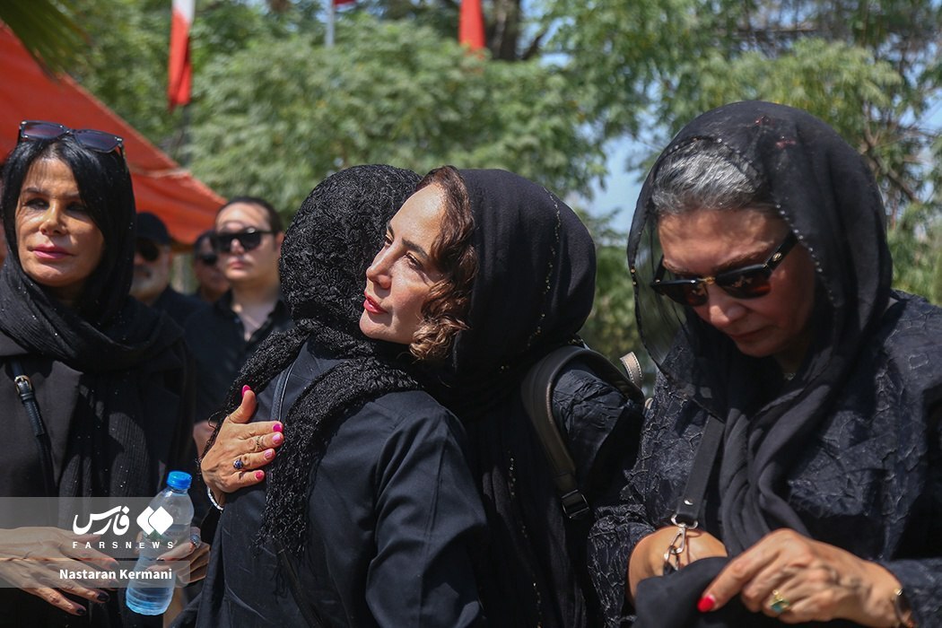 عکس| تصویری از نگین صدق‌گویا در مراسم تشییع زهره حمیدی