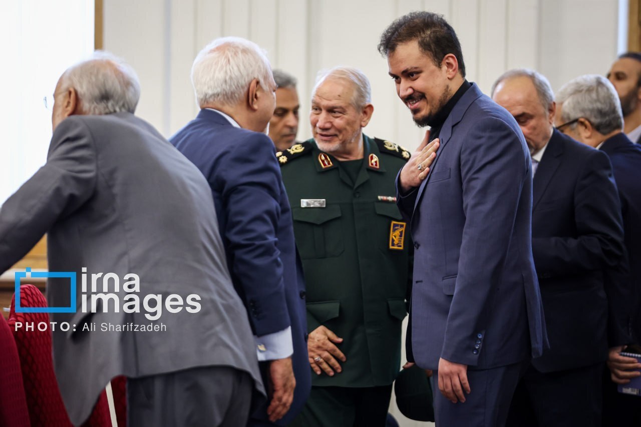 عکس| دیدار پسر حسین امیرعبداللهیان با ظریف عکس| دیدار پسر حسین امیرعبداللهیان با ظریف