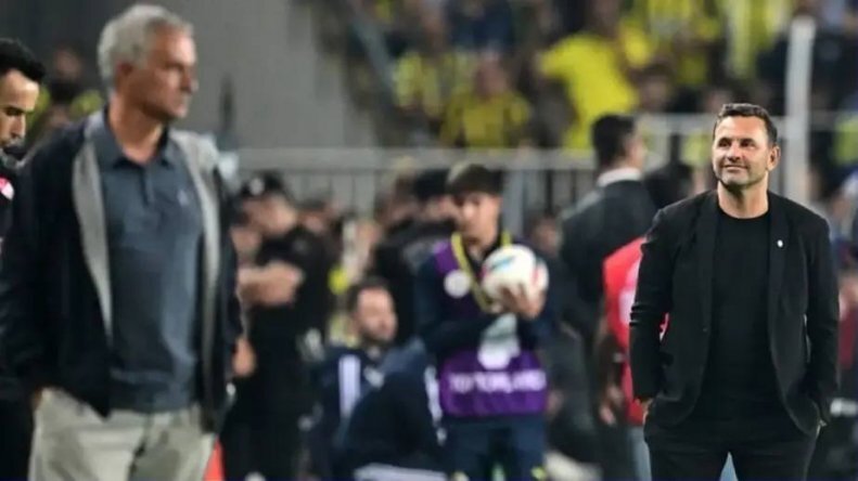 عکس/ نگاه معنادار سرمربی گالا به ژوزه مورینیو عکس/ نگاه معنادار سرمربی گالا به ژوزه مورینیو