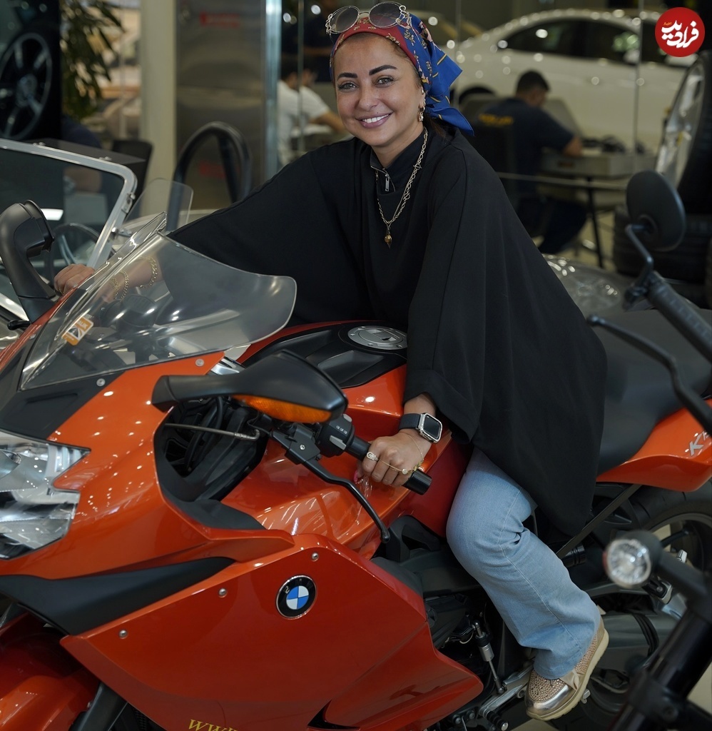 عکس/ موتور سواری «نفیسه روشن» با بی ام و لوکس در تهران