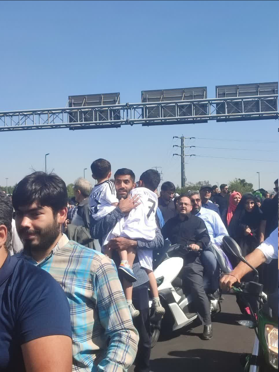 عکس/ حضور بازیکن پرسپولیس با دو فرزندش در نماز جمعه عکس/ حضور بازیکن پرسپولیس با دو فرزندش در نماز جمعه