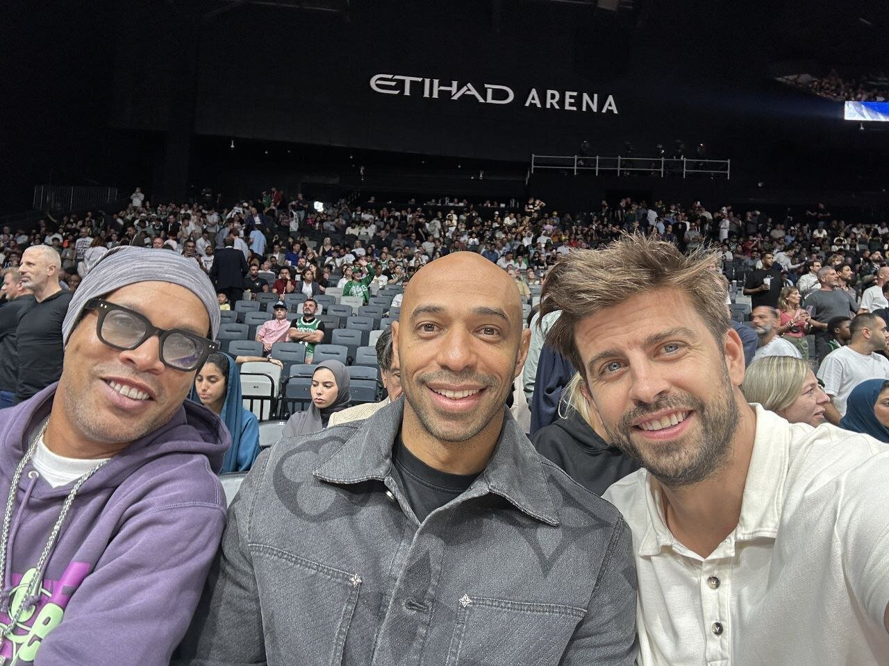 عکس/ رونالدینیو، تیری هانری و جرارد پیکه تماشاگر مسابقات بسکتبال