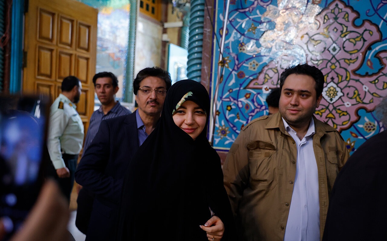 تصویری دیده نشده از دختر روحانی و همسرش