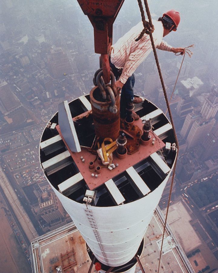 عکس/ نصب آنتن روی برج مرکز تجارت جهانی عکس/ نصب آنتن روی برج مرکز تجارت جهانی