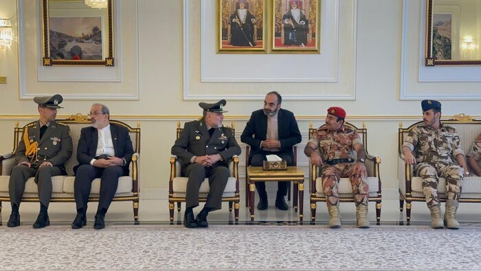 فرمانده نیروی زمینی ارتش به عمان رفت + عکس