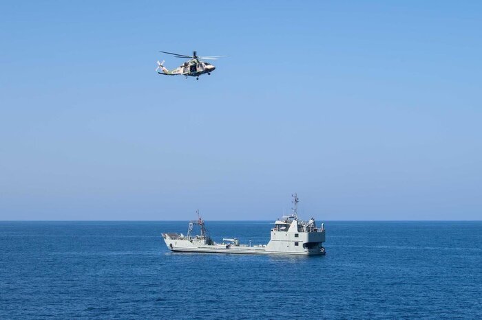 فرمانده نیروی زمینی ارتش به عمان رفت + عکس