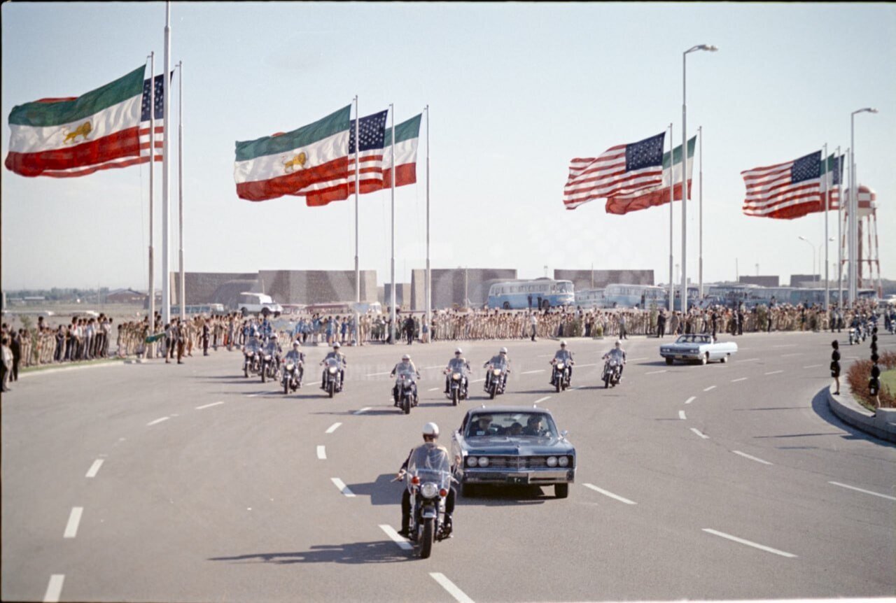 عکس/ اسکورت رئیس جمهور آمریکا در خیابان‌های تهران توسط نیرو‌های امنیتی در سال ۱۳۵۱