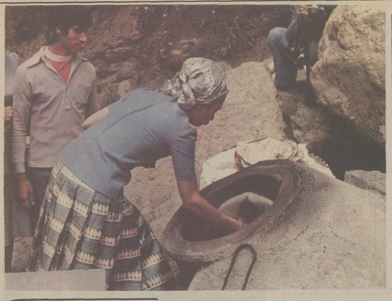 عکس/ فرح پهلوی از روشن کردن شمع تا پخت نان نذری