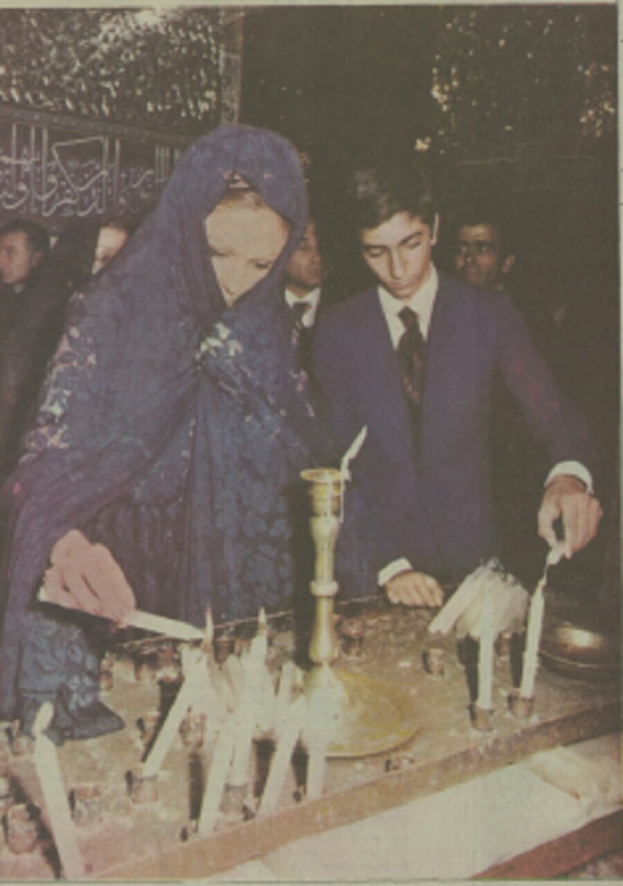 عکس/ فرح پهلوی از روشن کردن شمع تا پخت نان نذری