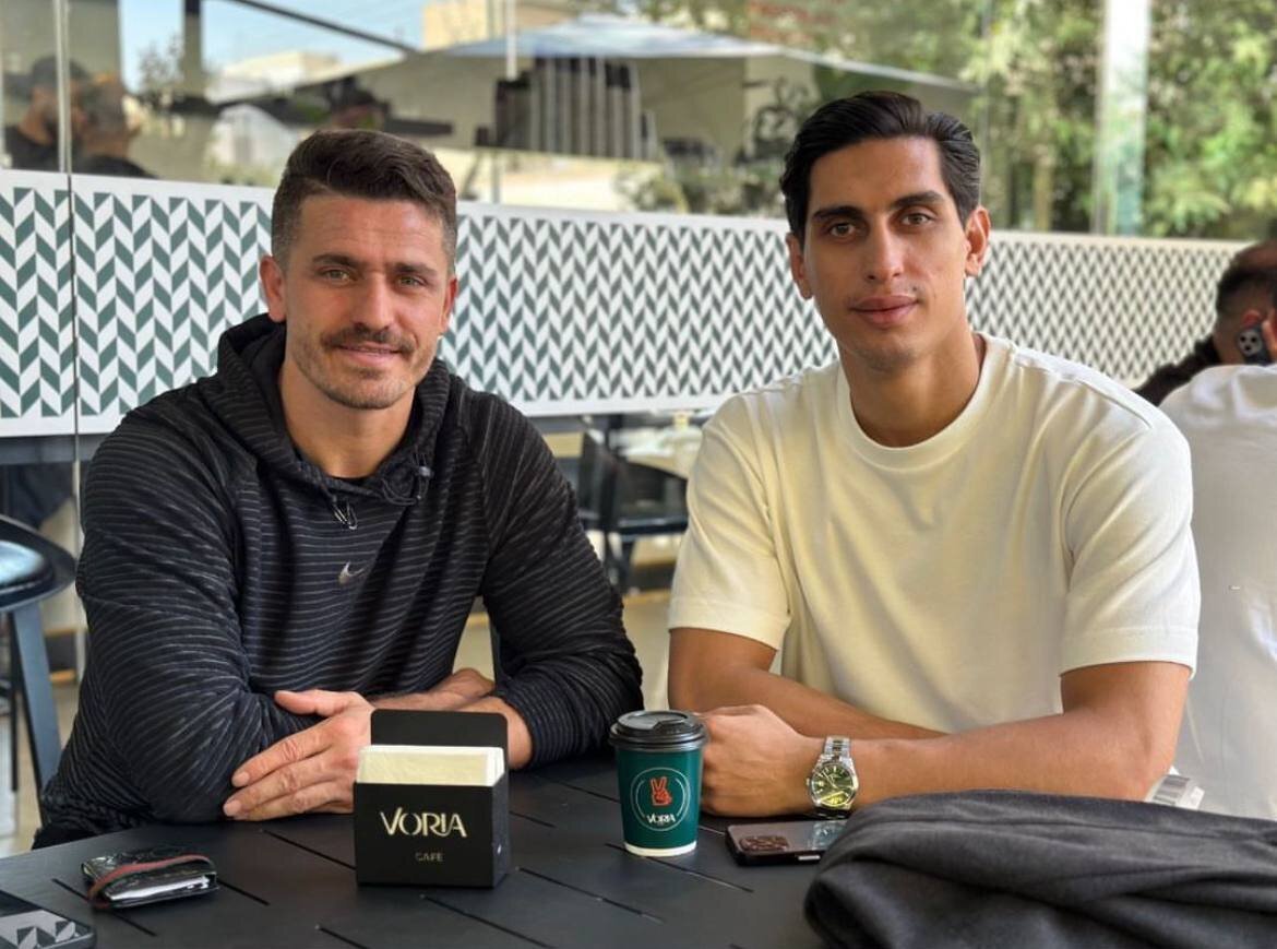 عکس/ مدافع یاغی سرخپوش در کافه وریا غفوری؛ استایل متفاوت کاپیتان سابق استقلال