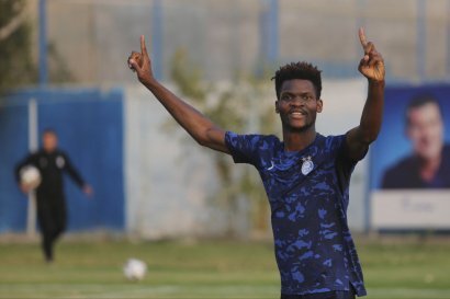 عکس/ ژست خاص اندونگ: میخواهم گل بزنم! عکس/ ژست خاص اندونگ: میخواهم گل بزنم!