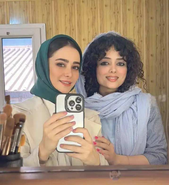 عکس/ سلفی جذاب الناز حبیبی در اتاق گریم به همراه گریمورش