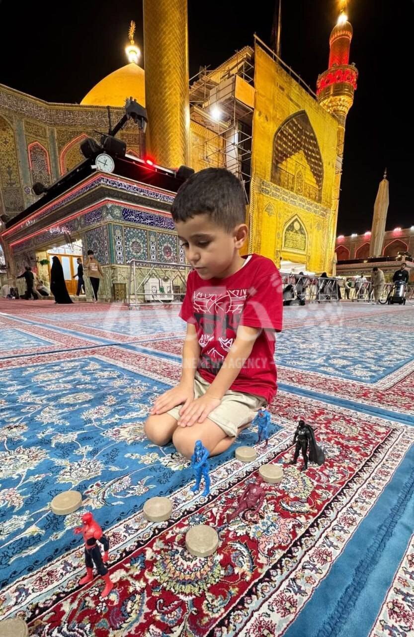 عکس/ برگزاری نماز جماعت با اسپایدرمن، سوپرمن و بت‌من در عراق