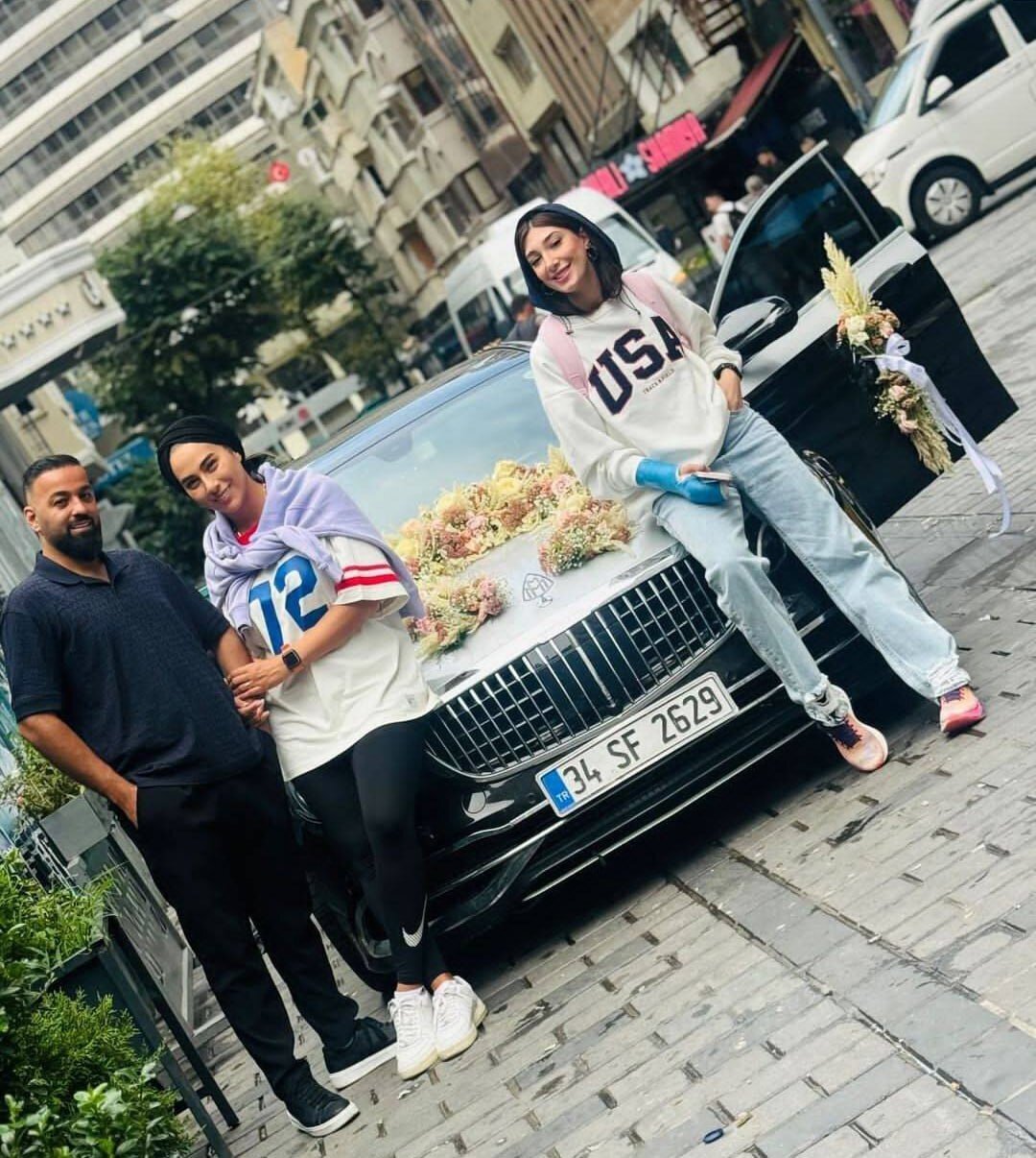 عکس/ دورهمی مبینا نعمت‌زاده با دوستان در کنار خودرو سوپرلاکچری