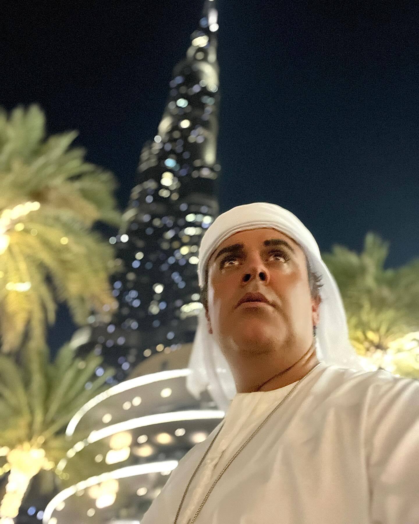 عکس/ سلفی بهرنگ علوی با پوشش عربی روبروی برج خلیفه در دبی
