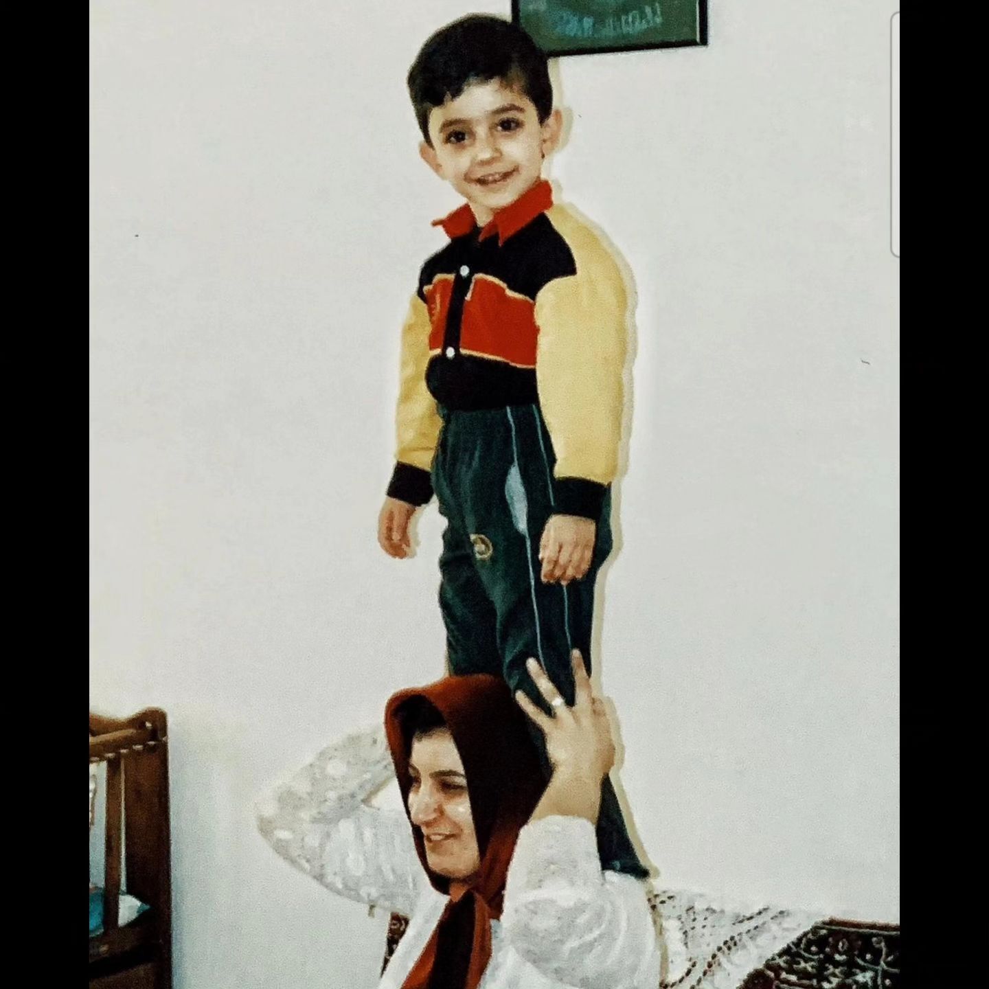 عکس جالب از کودکی علی شادمان در کنار مادرش